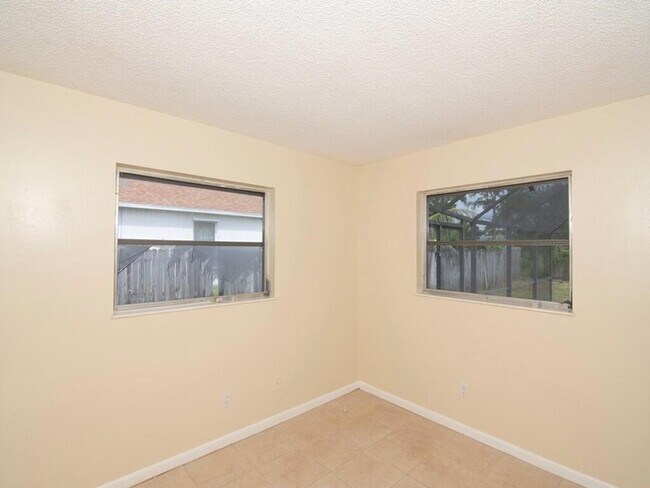 Building Photo - 557 SW Duval Ave