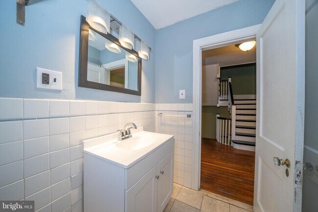 Building Photo - 709 E 20th St