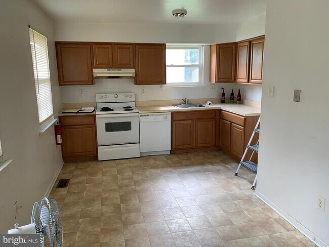 Building Photo - 25-26 Deedre Ln-