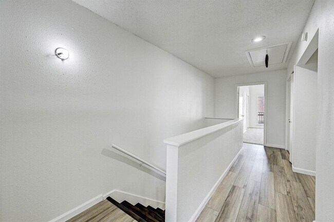 Building Photo - 2022 Lakewood Ct