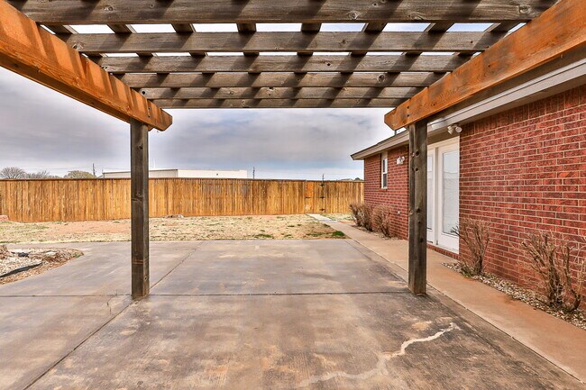 Building Photo - Beautiful House with Extra Room!