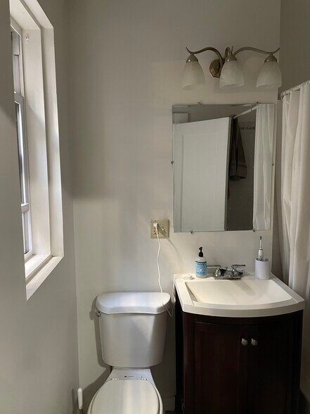 Building Photo - 52 Queensberry St