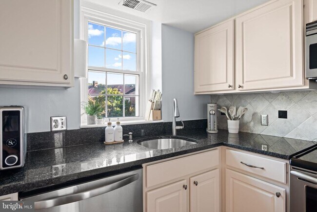 Building Photo - 3050 S Buchanan St