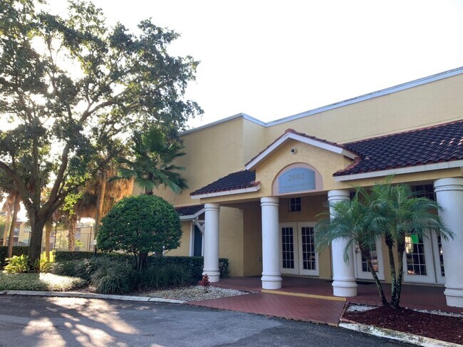 Building Photo - 1bed/1bath move-in ready condo $1140/month available December 2025