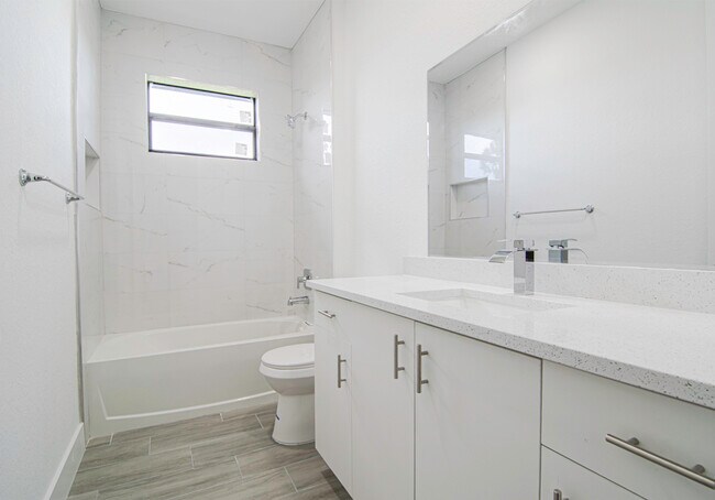 Building Photo - 15633 Lakeland Cir