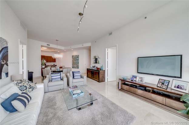 Building Photo - 15811 Collins Ave