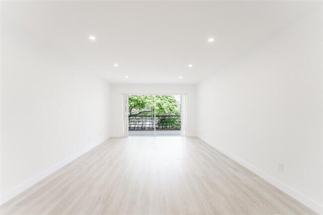 Building Photo - 400 Waterway Dr S