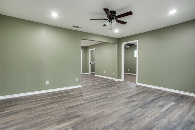 Building Photo - Beautifully Remodeled 3-1 in Sherman! Fridge, Washer and Dryer Included!