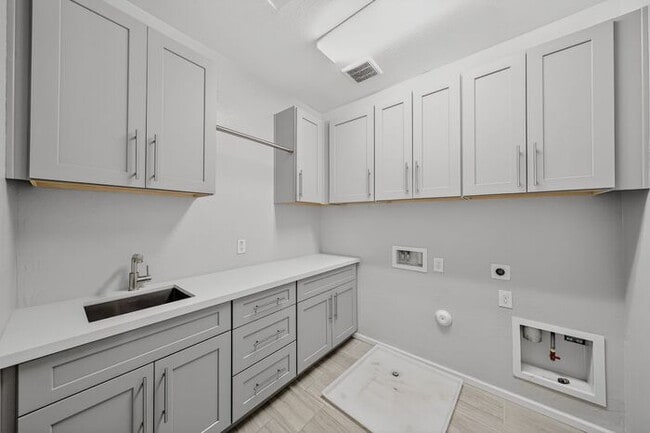 Building Photo - Stunning 5 Bed/5Bath Home in Gated Community – Over 3,100 SqFt of Modern Living -New Carpet throu...