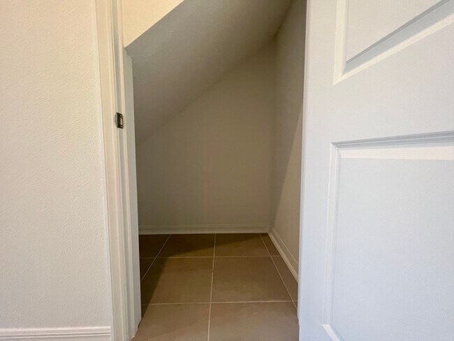 Building Photo - Beautiful 3 bedroom 2.5 bath Townhome!