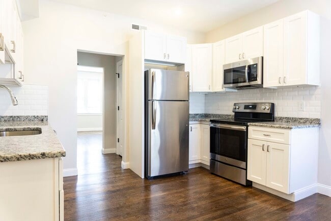 Building Photo - 2017 Commonwealth Ave