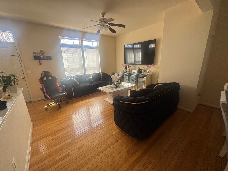 Building Photo - 2112 Lockwood Dr