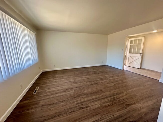 Building Photo - Beautiful Move-In Ready Two Bedroom Two Ba...