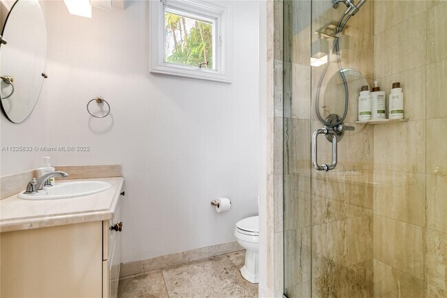 Building Photo - 709 Idlewyld Dr