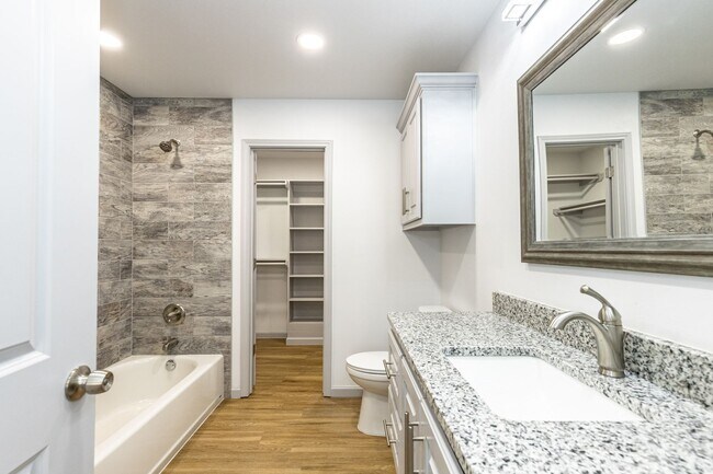 Building Photo - Move In Special On This Luxurious Townhome...