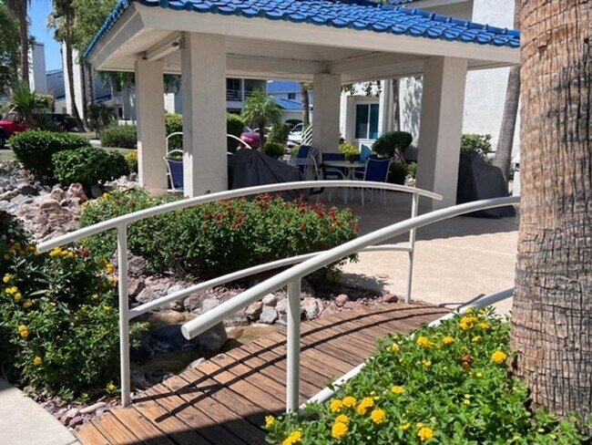 Building Photo - 2BR Condo w/Marina and Dock-Gated Waterfro...