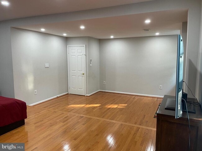 Building Photo - 9025 Streamview Ln
