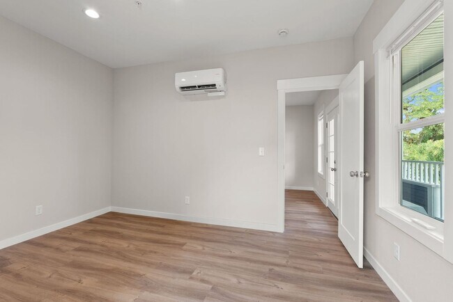 Building Photo - 717 W Spofford Ave