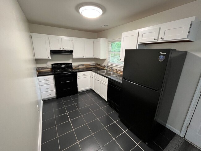 Building Photo - Nice One-Level 3 Bedroom 1.5 Bath Home