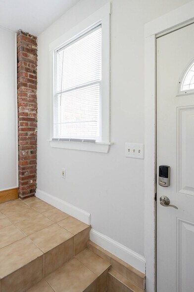 Building Photo - 253 Main St