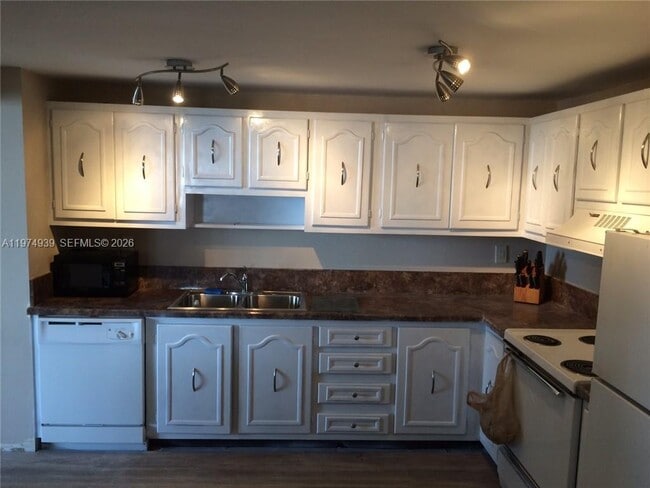 Building Photo - 1800 Collins Ave