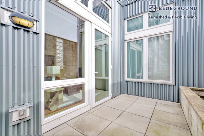 Building Photo - 708 6th Ave N