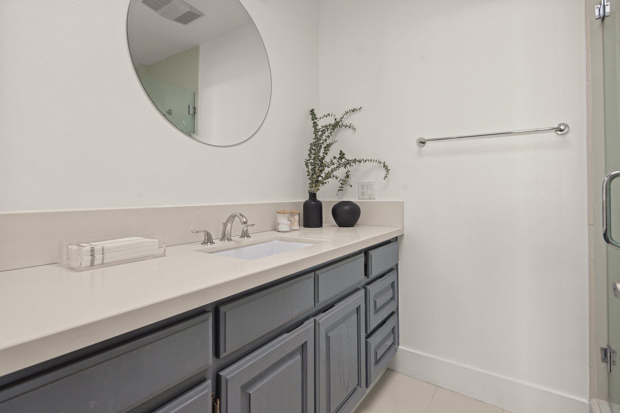 Secondary bathroom - 18 N Venice Blvd