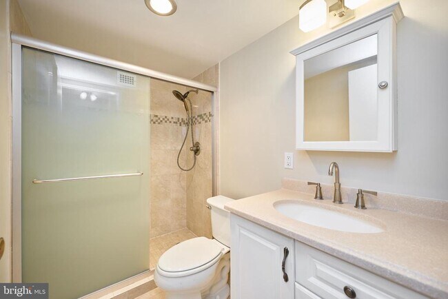 Building Photo - 2300 Pimmit Dr