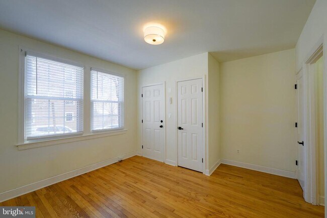 Building Photo - 1934 35th Pl NW