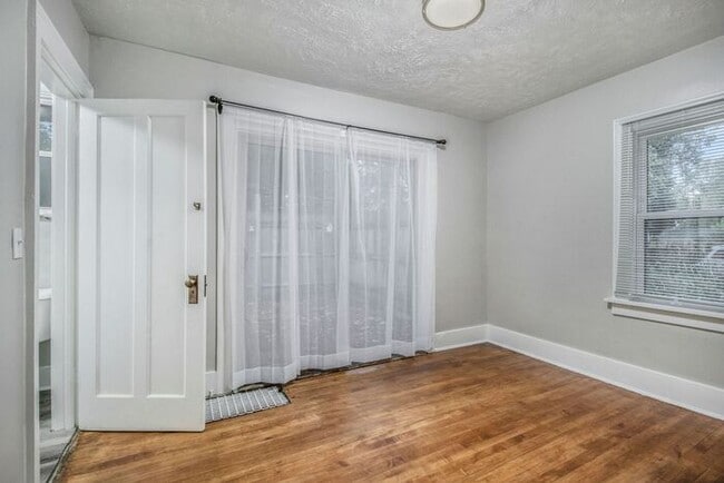 Building Photo - 548 Dayton Ave