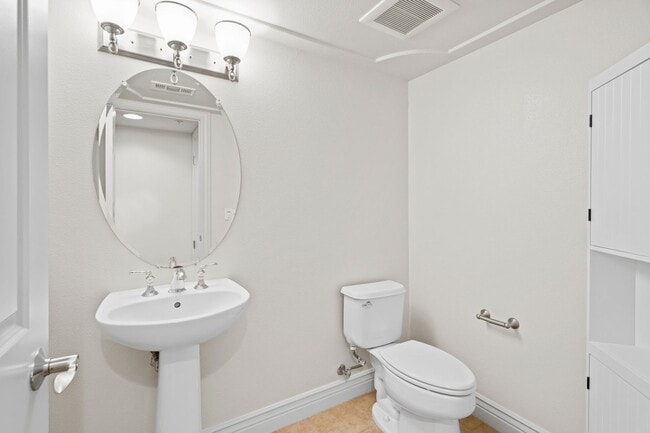 Building Photo - PRIVATE TOWNHOME NEAR DOWNTOWN STROLL TO E...