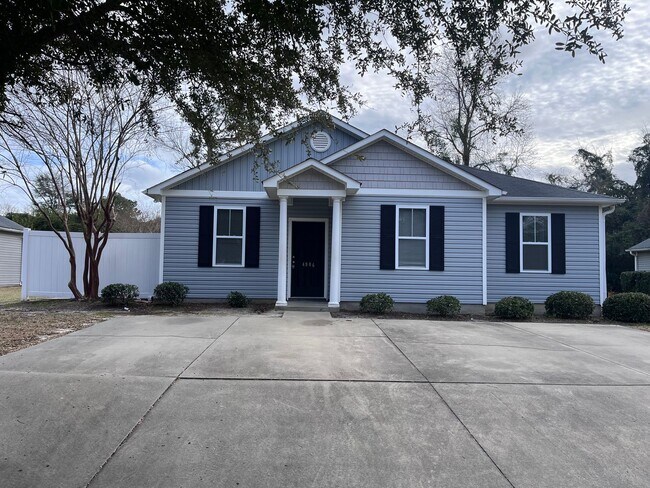 Primary Photo - Maple Avenue near UNCW - 4 BED | 4 BATH Home!