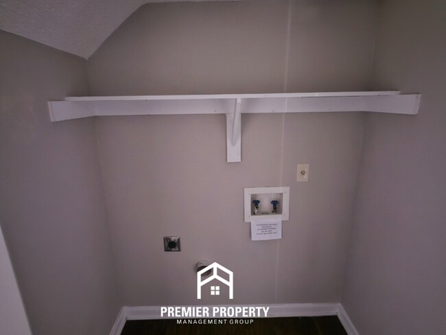 Building Photo - Spacious 4BR/3BA Memphis Home w/ Vaulted Ceilings, Hardwood Floors & 2-Car Garage