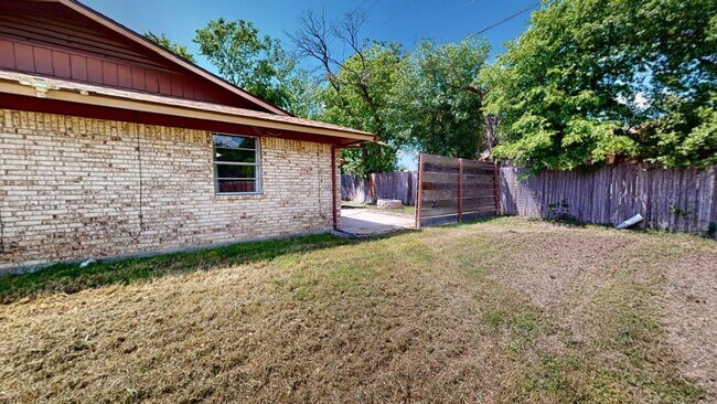 Building Photo - ALL TILE HOUSE MINUTES AWAY FROM FORT HOOD!