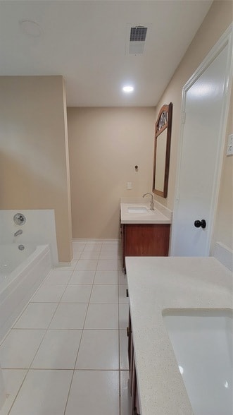 Building Photo - 3335 Lakeland Gardens Dr