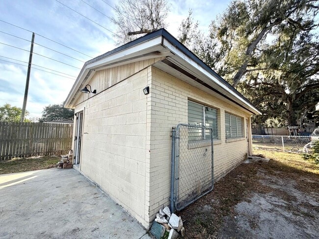 Building Photo - 565 Forrest Dr