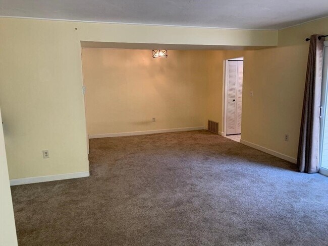 Building Photo - 906 Edgebrook Dr