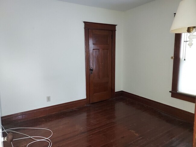 Building Photo - 2 Bed 1 Bath House
