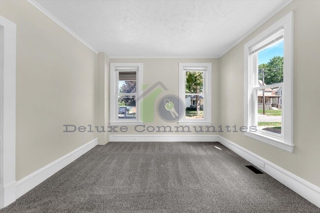 Building Photo - 3 Bedroom Eastown Home!
