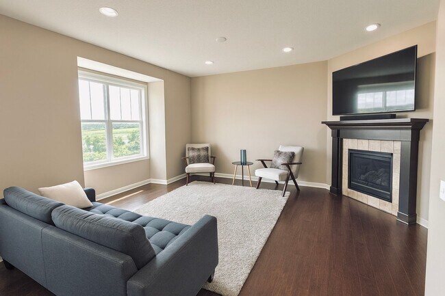 Building Photo - Updated 4bed/3bath Townhome in Prime Maple...