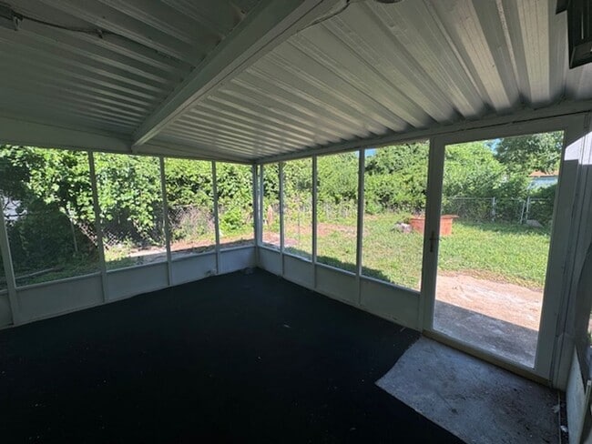 Building Photo - Lovely 3 Bedroom / 1 Bath for Rent - Section 8 Welcome