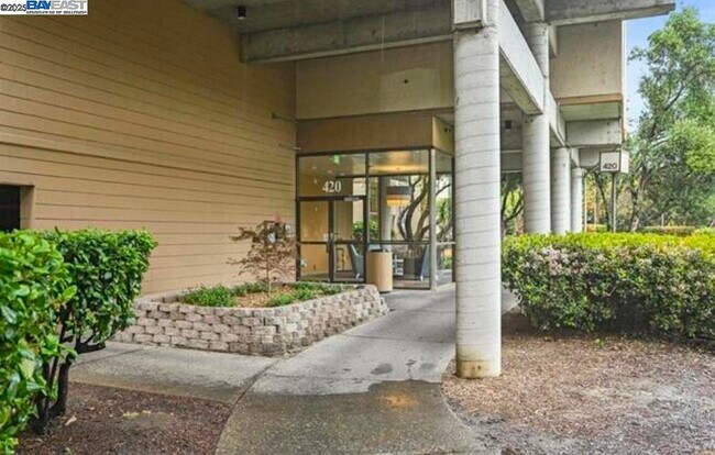 Building Photo - 420 N Civic Dr