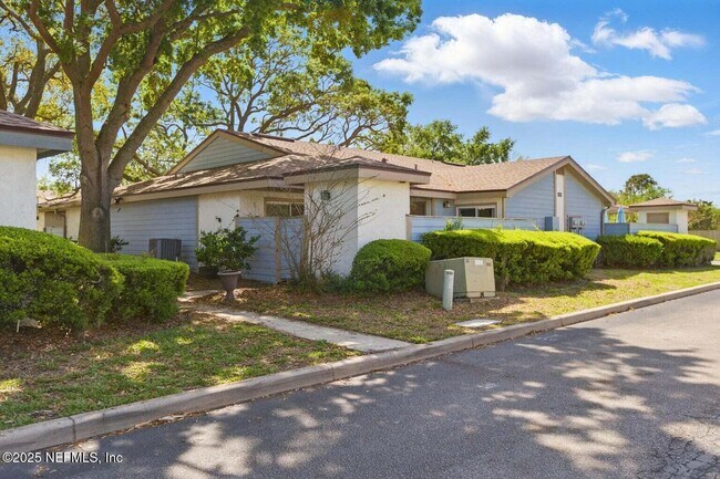 Building Photo - 901 W Defender Ct