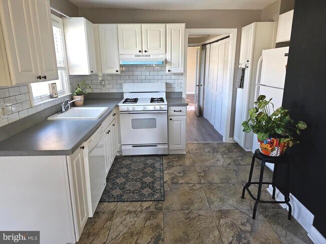 Building Photo - 11 Drexel Ave