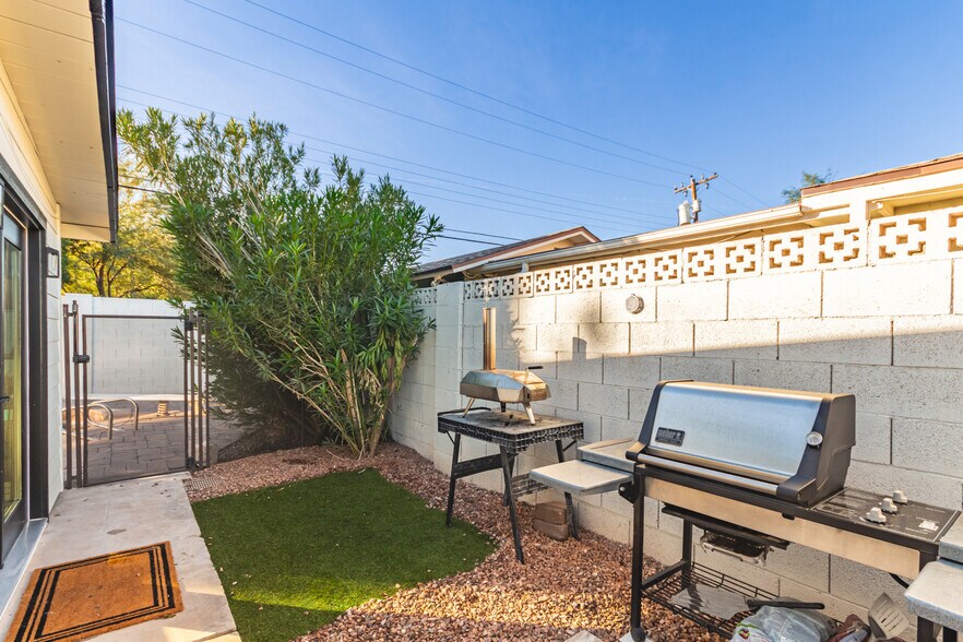 Building Photo - 1935 E Coolidge St