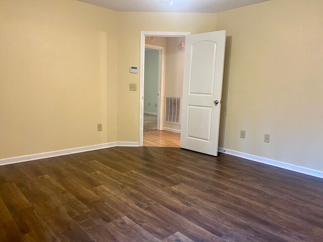 Building Photo - One- level 3bedroom /2bath  living with 2 ...