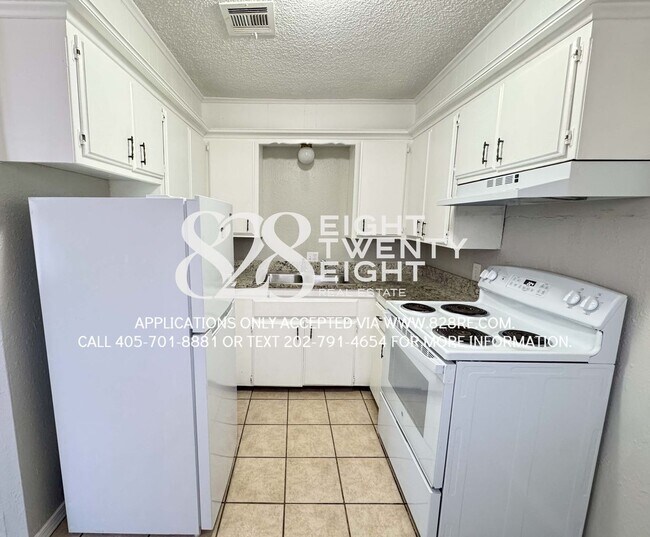 Building Photo - 2 Bed/1 Bath Triplex Home in Noble