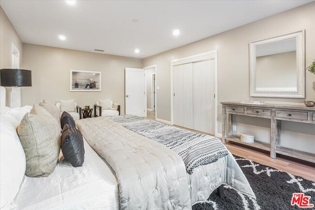 Building Photo - 2019 N Sycamore Ave