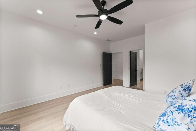 Building Photo - 151 S Pointe Dr