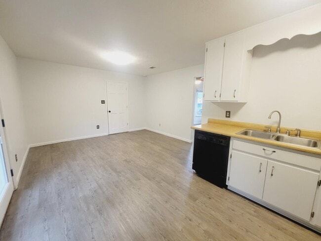 Building Photo - 2136 Little River Ln